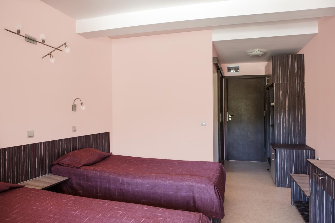 Family Hotel Kipra Exterior photo
