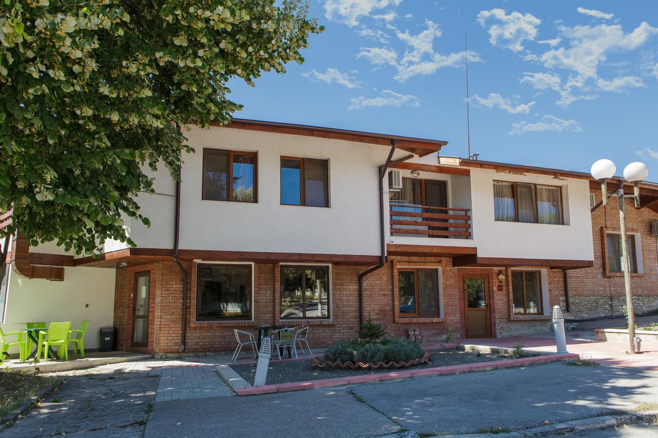 Family Hotel Kipra Exterior photo