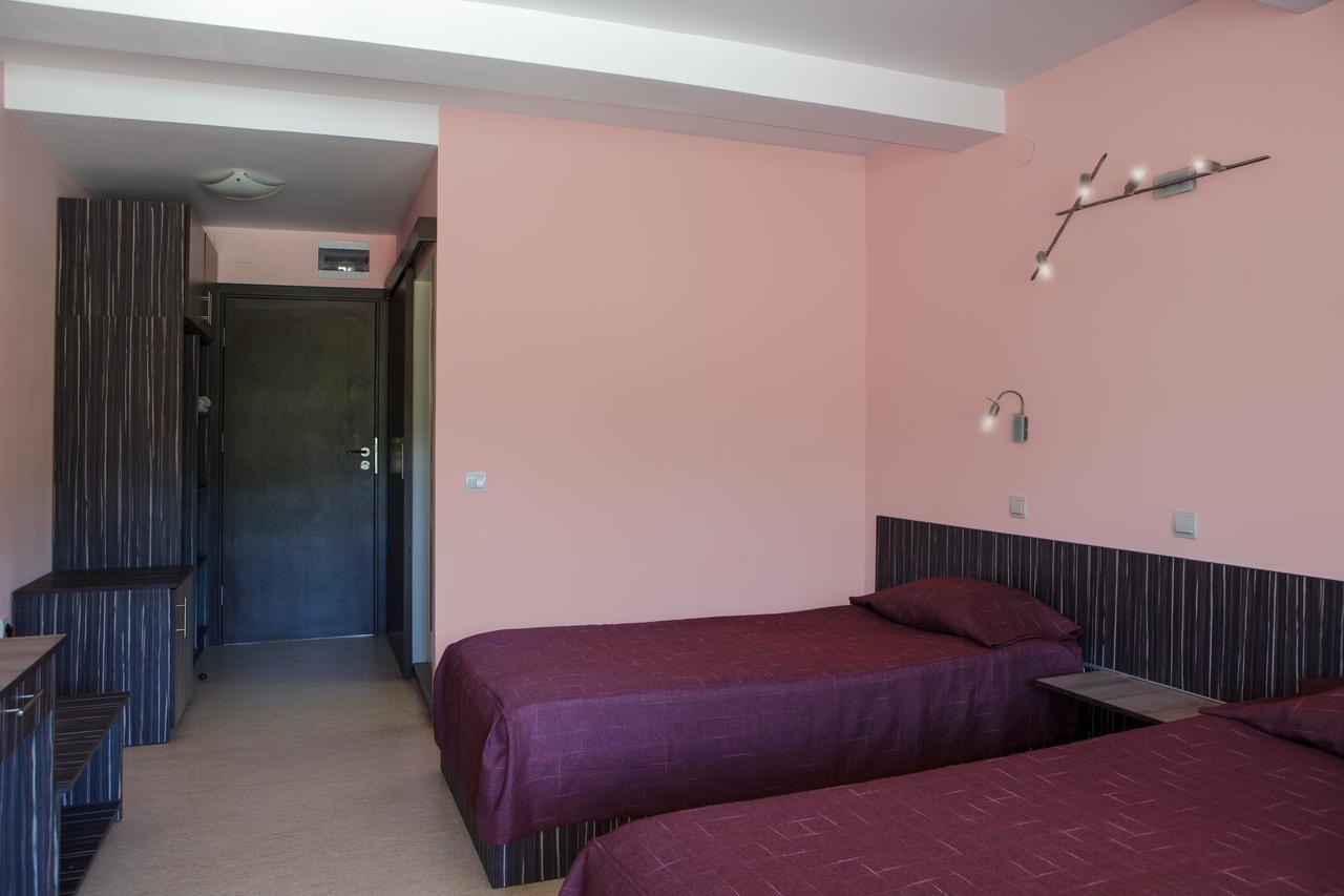 Family Hotel Kipra Exterior photo